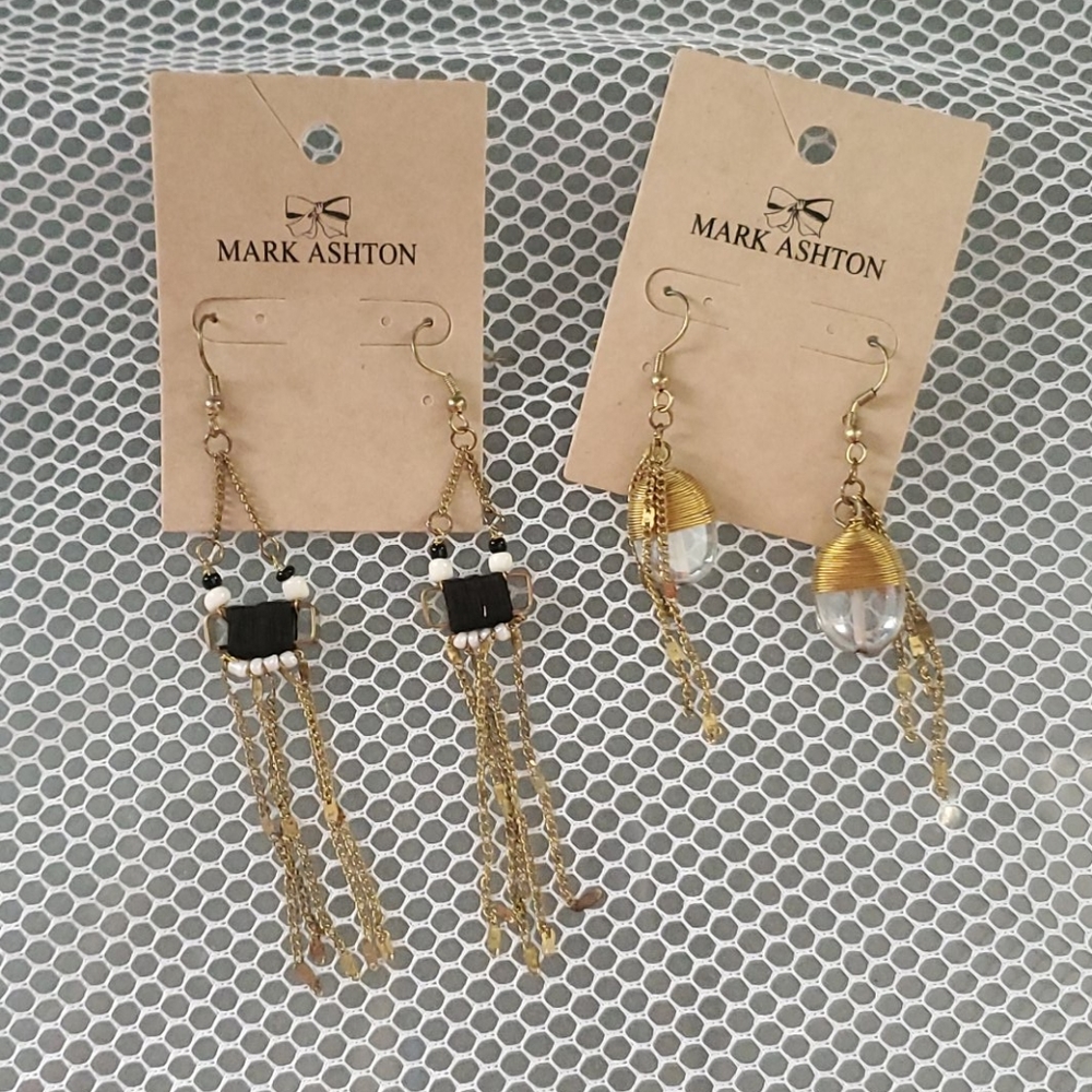 2 Gold dangling earrings